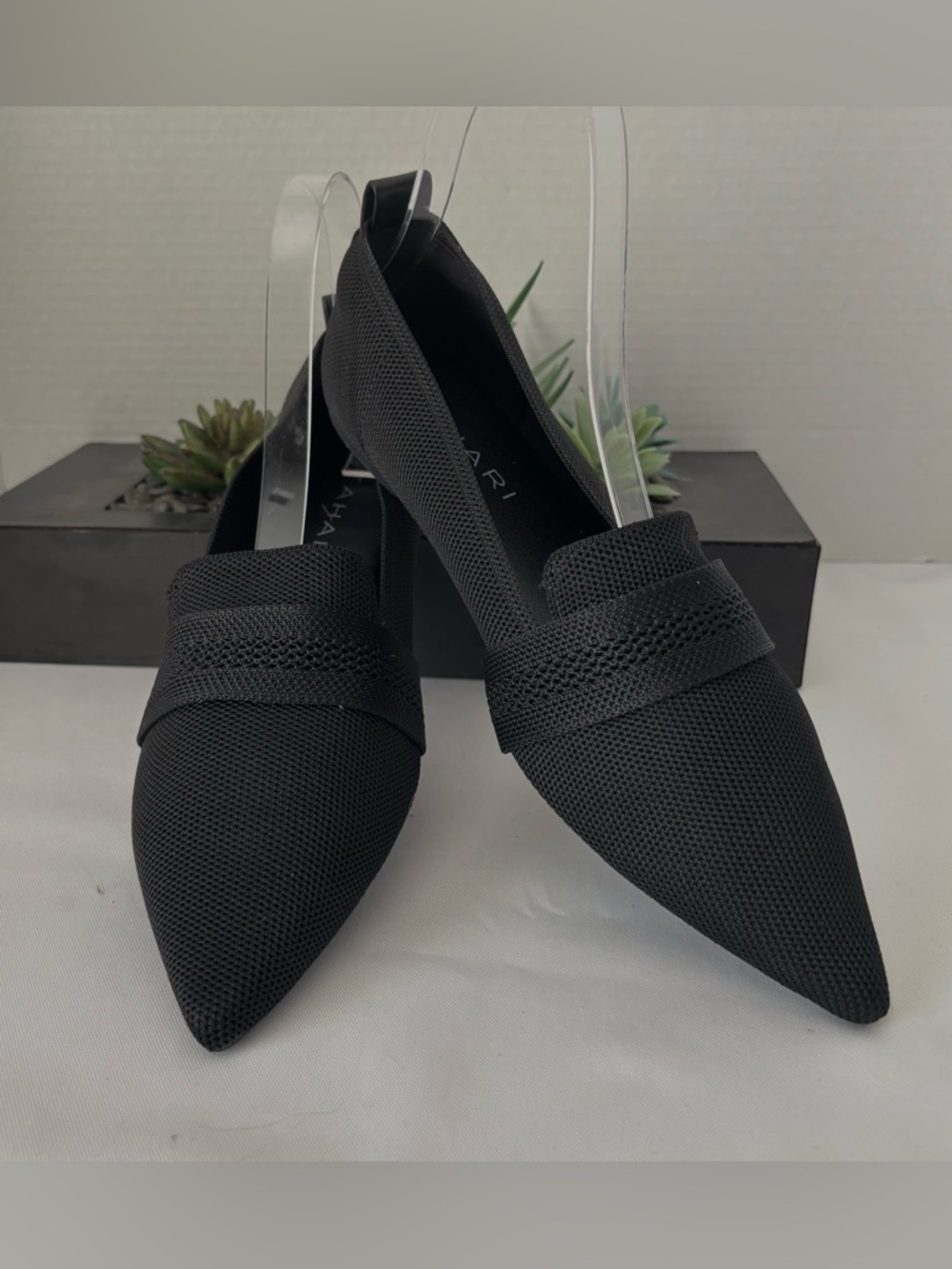 TAHARI BLACK KNIT MYKONOS SLIP ON FLAT LOAFERS BREATHABLE POINTED TOE SZ. 9